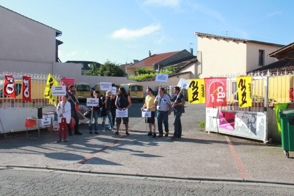 les manifestants vicois devant la cour du tri lislois.JPG