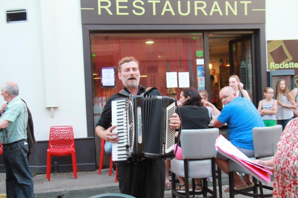 l'accordéoniste de la Chorale aux chants italiens.JPG