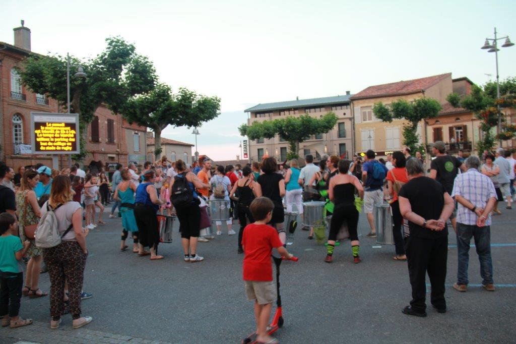 du monde place Gambetta.JPG