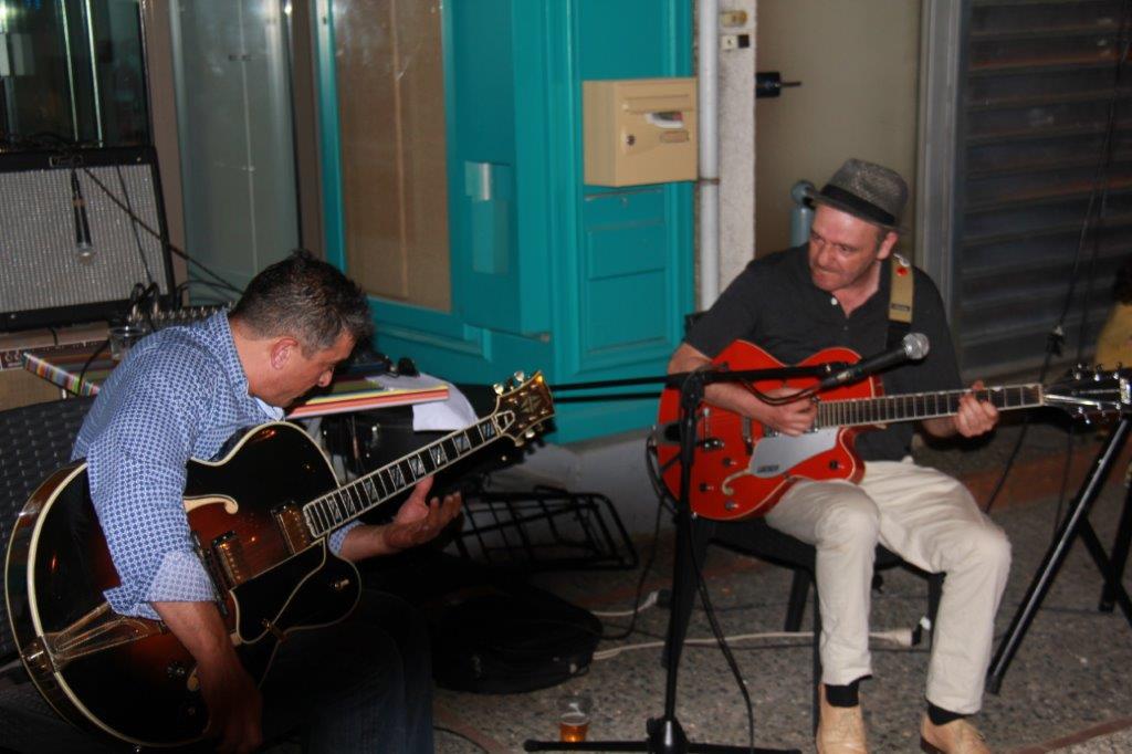 les guitaristes en fin de spectacle.JPG