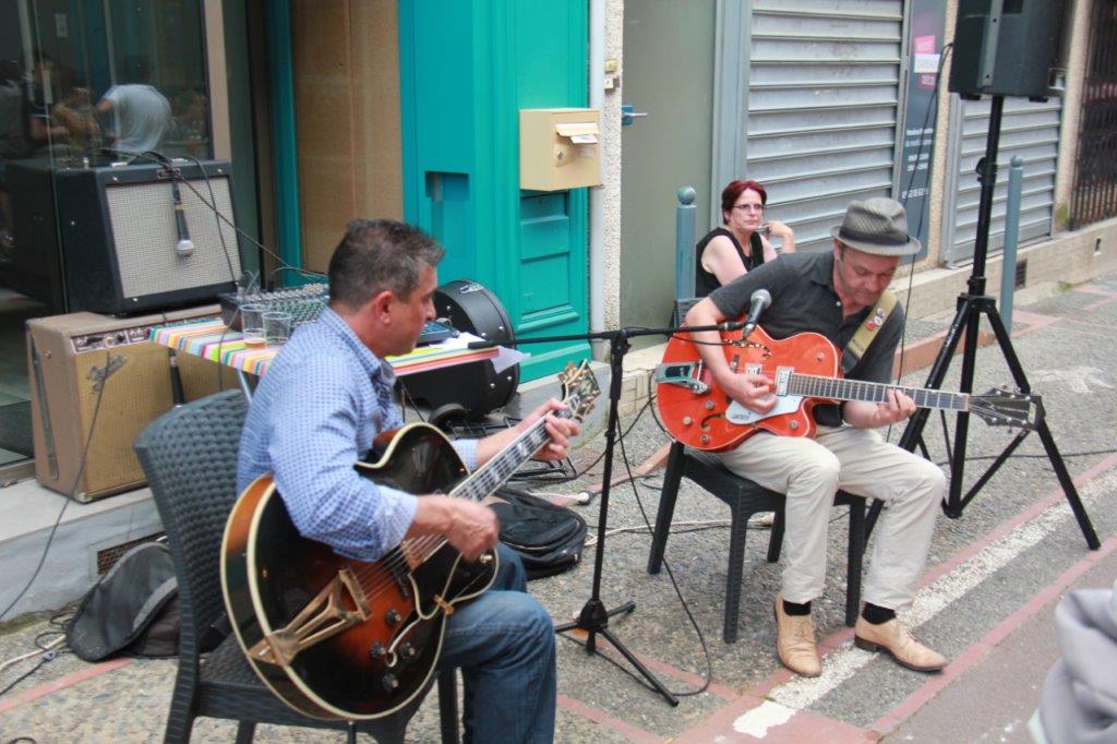 les deux guitaristes de la rue de la république.JPG