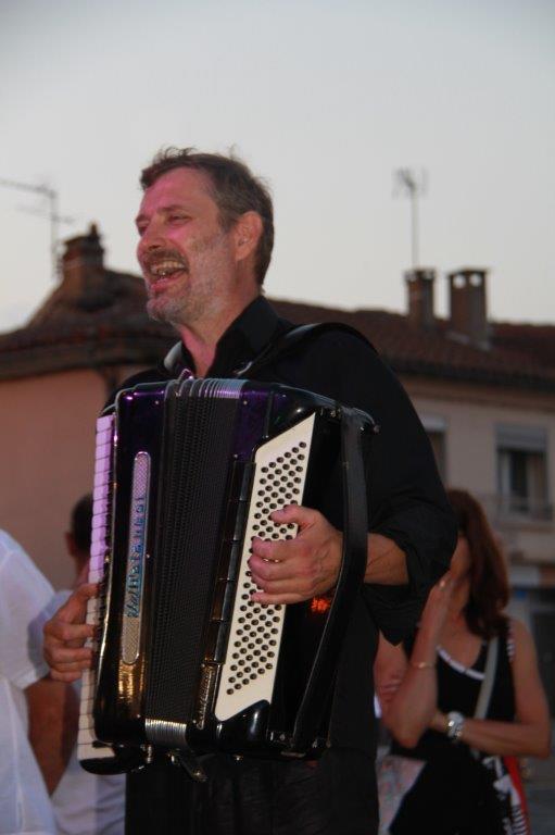 l'accordéoniste de la chorale des chants italiens.JPG