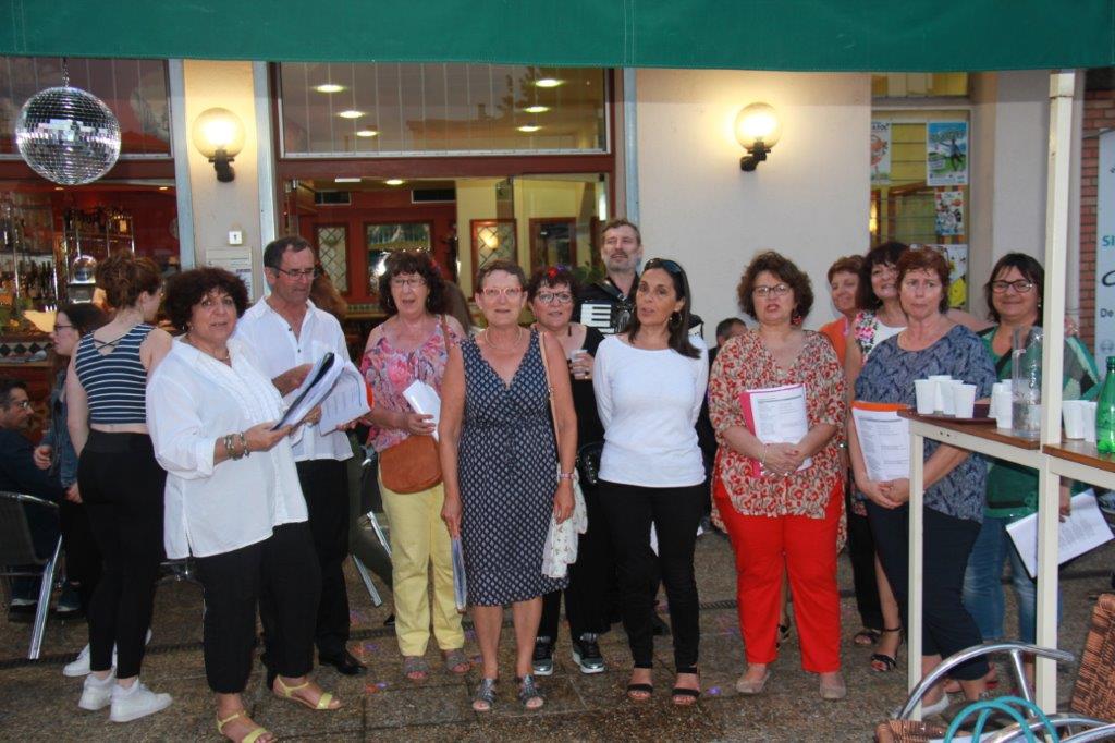 les artistes de la chorale Faîtes de la Musique et leurs chants en italien.JPG