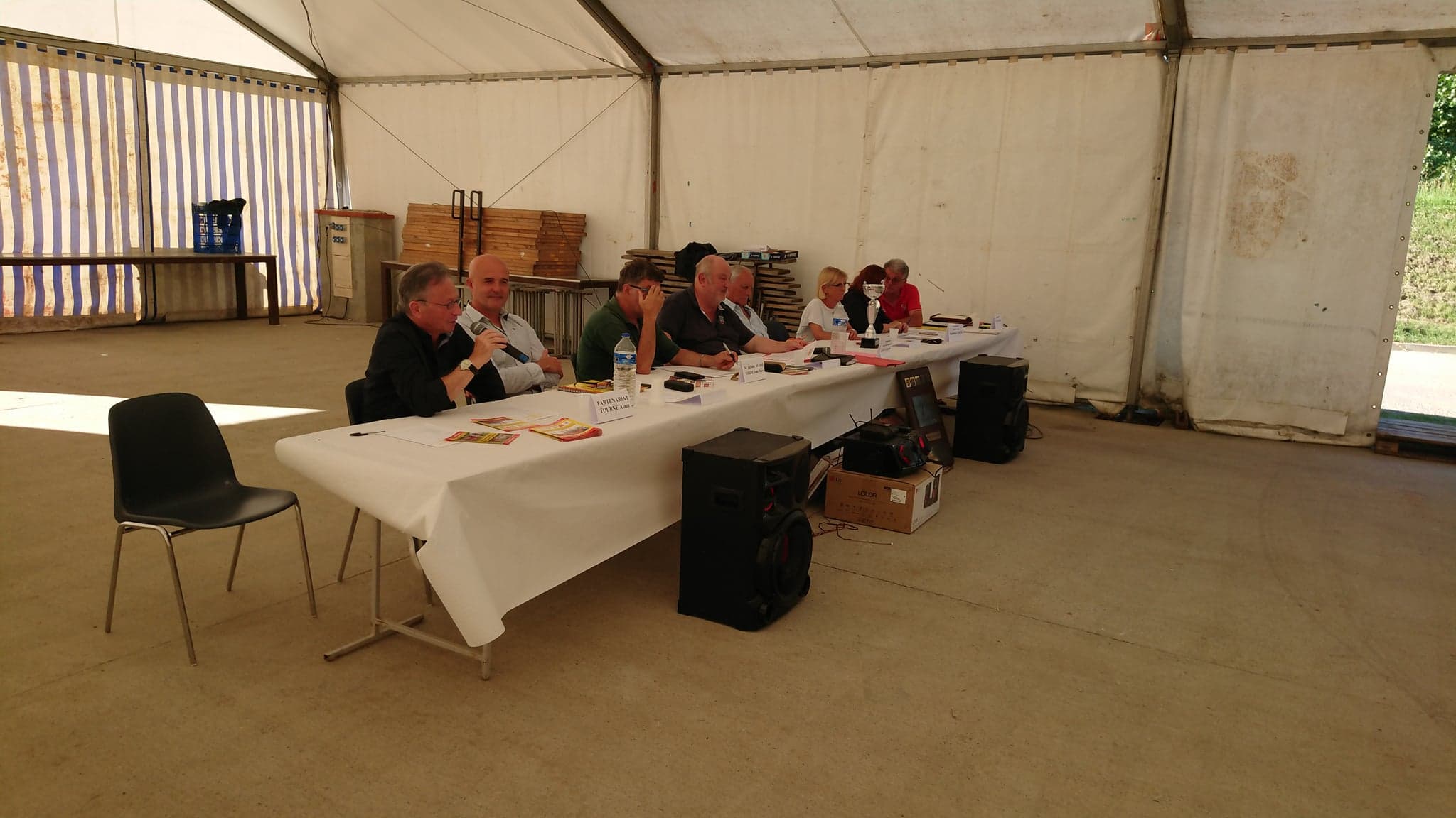 Alain Tourné au micro à la table du bureau et des élus.jpg
