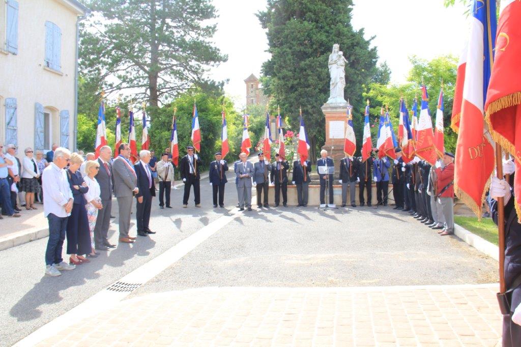 élus et porte drapeaux.jpg