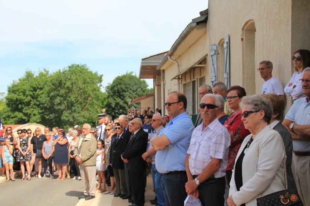 importante foule respectueuse.jpg