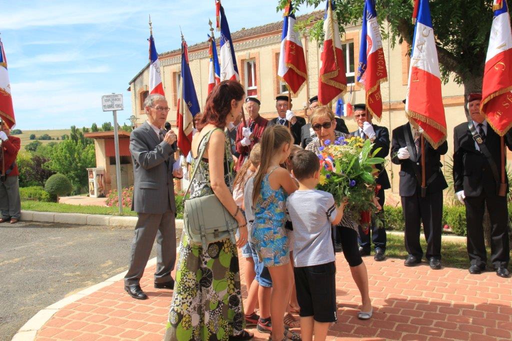 dépôt de gerbe par les enfants.jpg