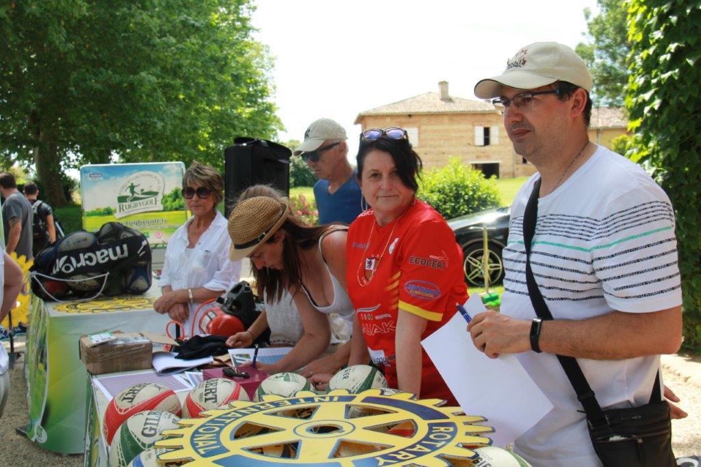 la table d'inscription avec Monique Basso ex-présidente et Fabrice Espin futur président du Rotary .JPG