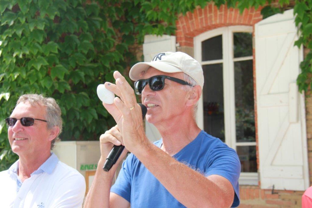 Christian Fauré aux explications pour les pétanqueurs.JPG