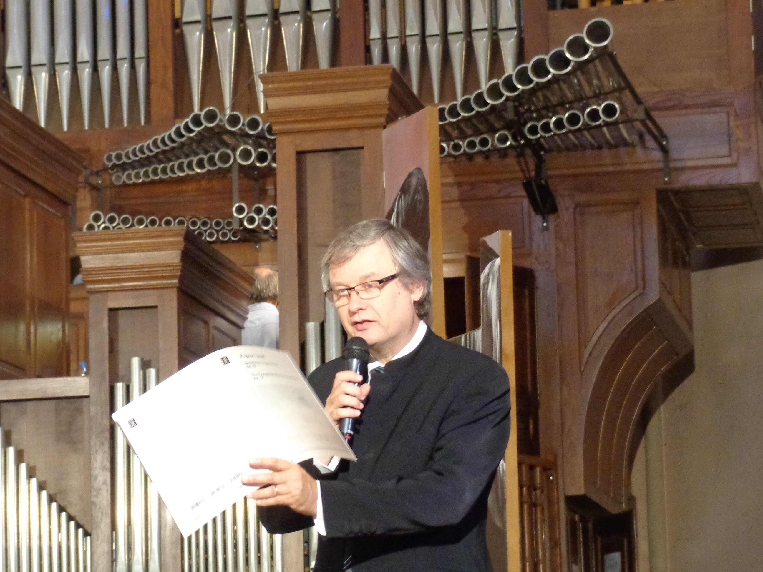 puis devant l'orgue ouvert.JPG