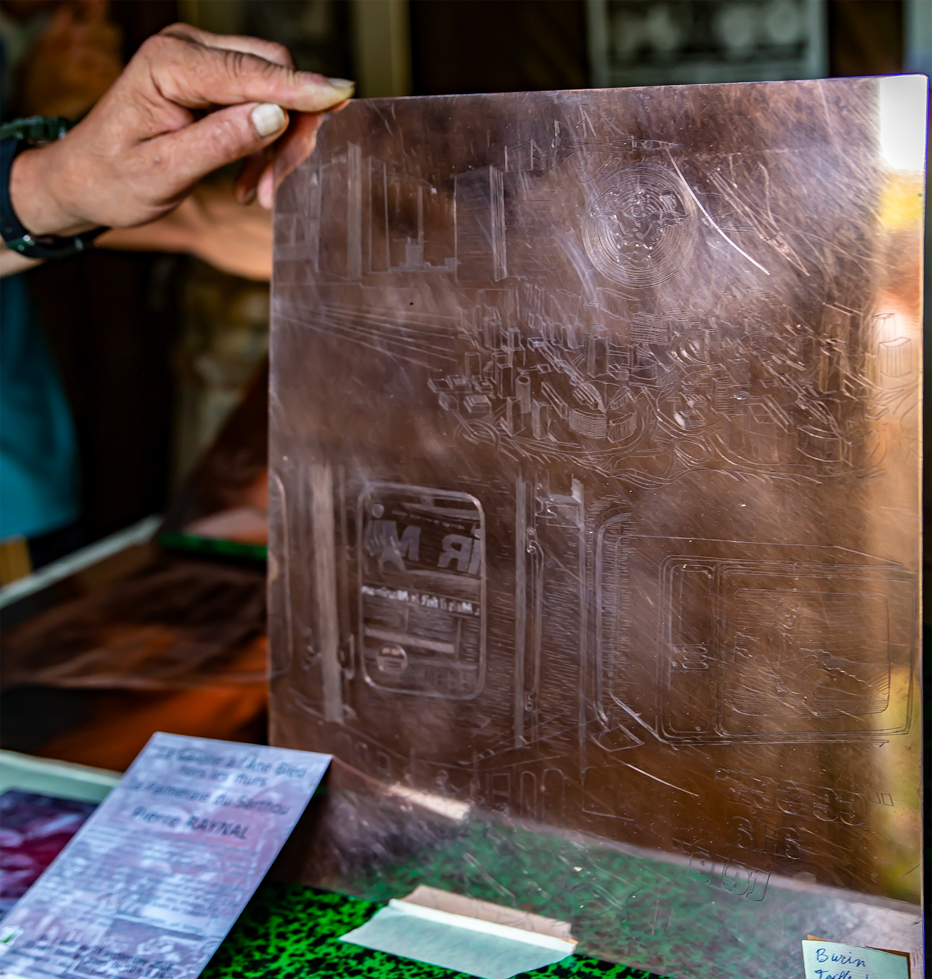 1bis Pierre Raynal présente 1 plaque gravée 1bis 010818.jpg
