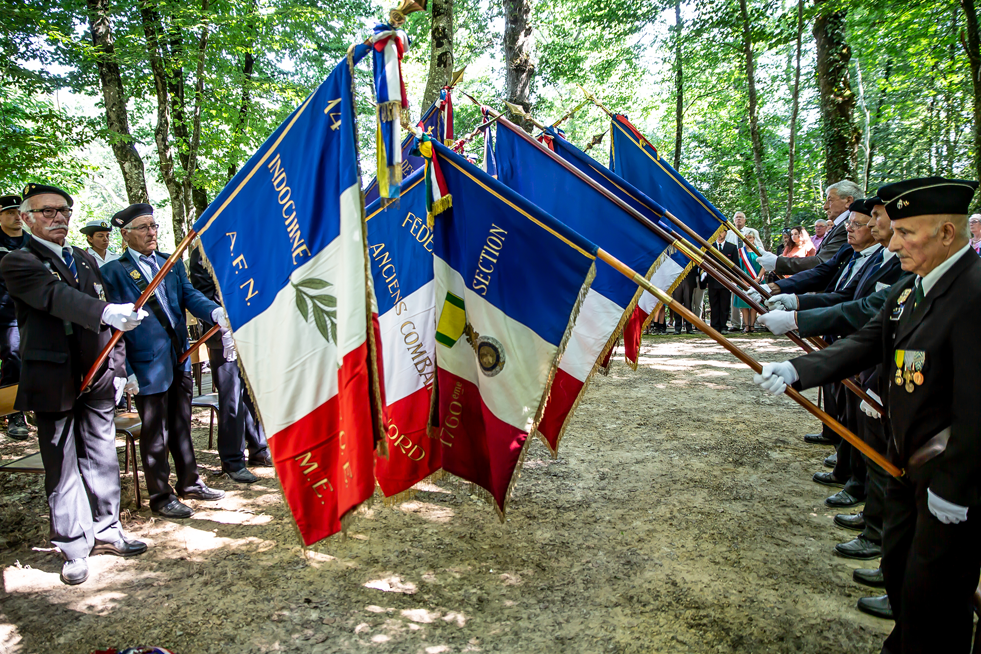 16 Les drapeaux s'inclinent devant la stèle 1vis 060818.jpg