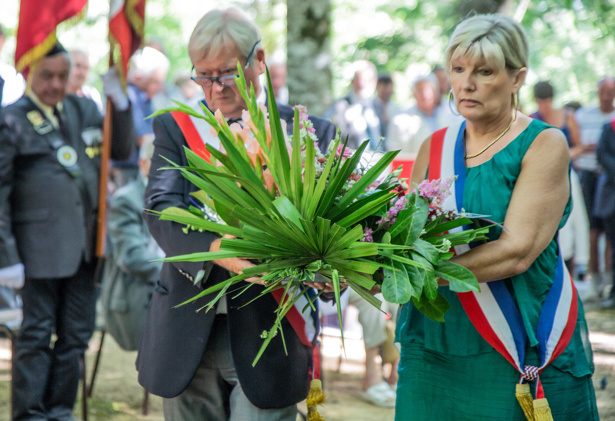 15 Jacques Tartas et Patricia Galabert déposent une gerbe 1bis 060818.jpg
