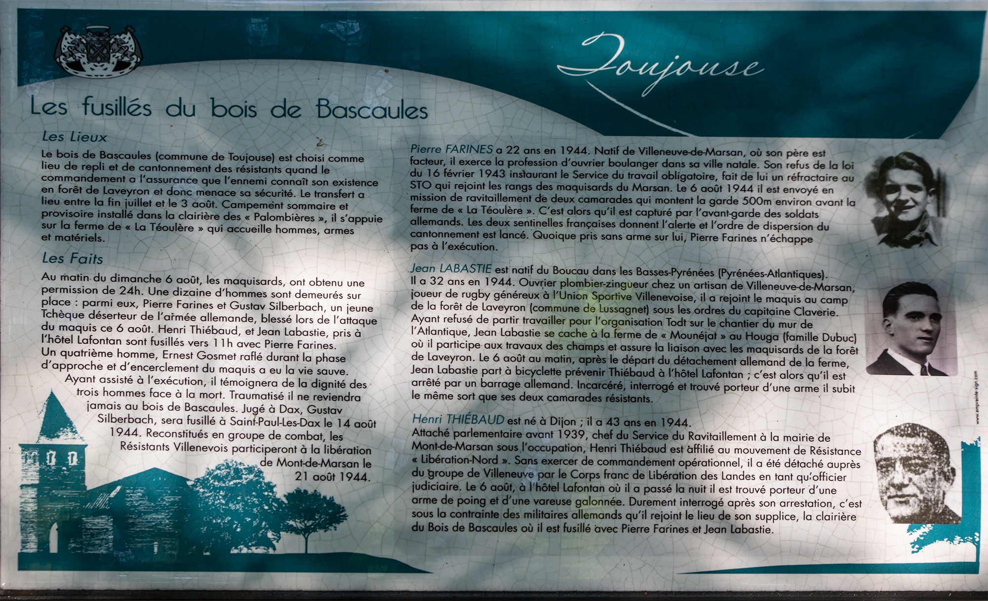 3 Le pupitre devant la stèle de Bascaules 1bis 060818.jpg