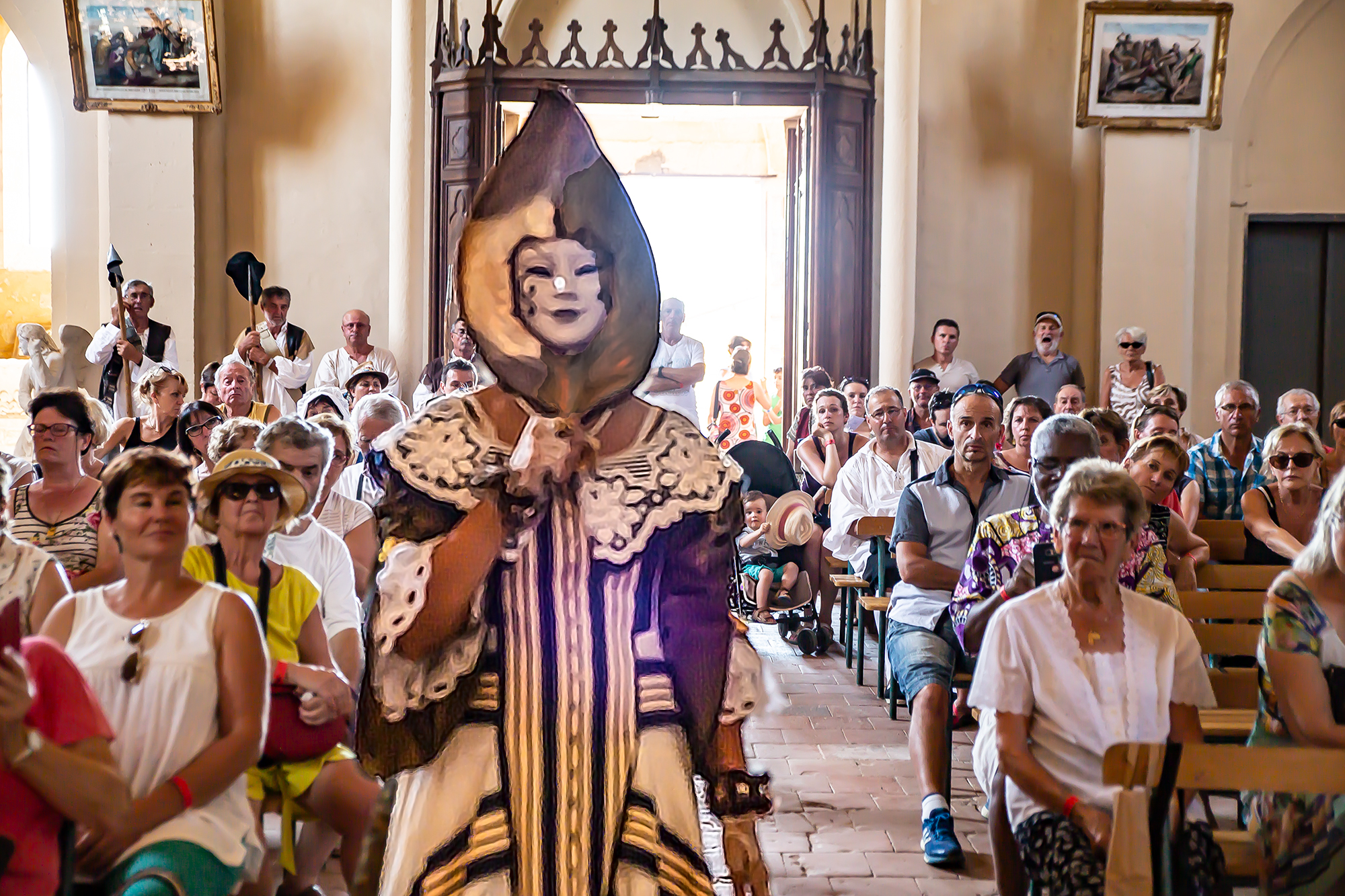 1 Maguy Avaro chante derrière un masque 1bis 120818.jpg