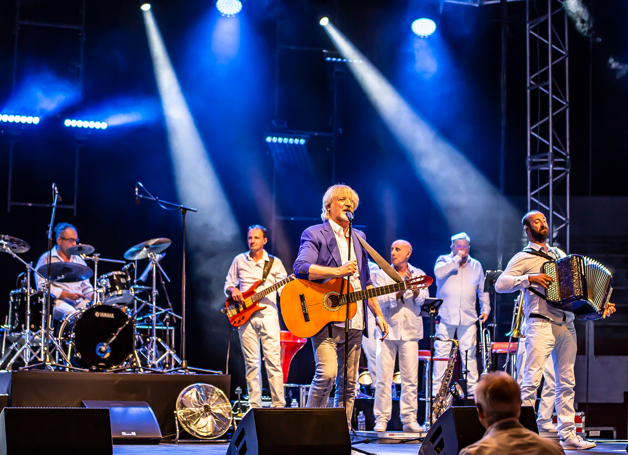 2 Patrick Sébastien au milieu des musiciens 1bis 250818.jpg