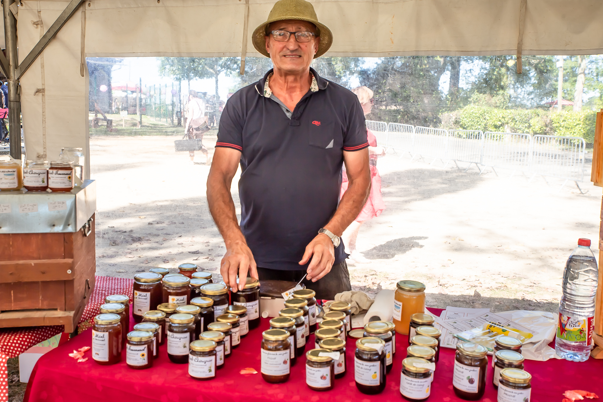 3 Stand de miel de Pierre Guichanné 1bis 220918.jpg