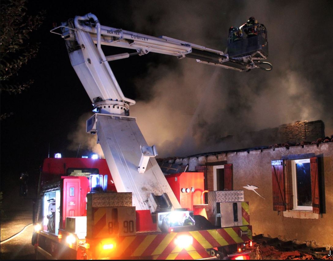 pompiers feu maison puycasquier3.JPG