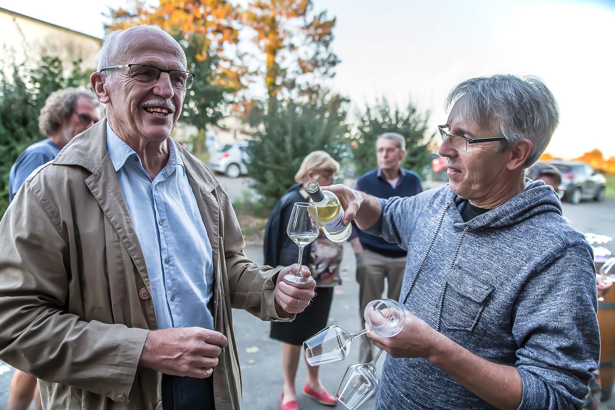 3 le vigneron Gérard Jasko sert André Dubosc créateur de Plaimont Producteurs 1bis 201017.jpg