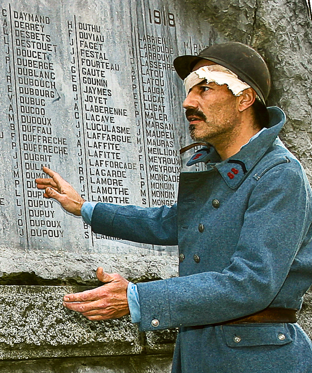 1bis Laurent Rachou devant le monument aux morts d'Éauze 1bis 150306.jpg