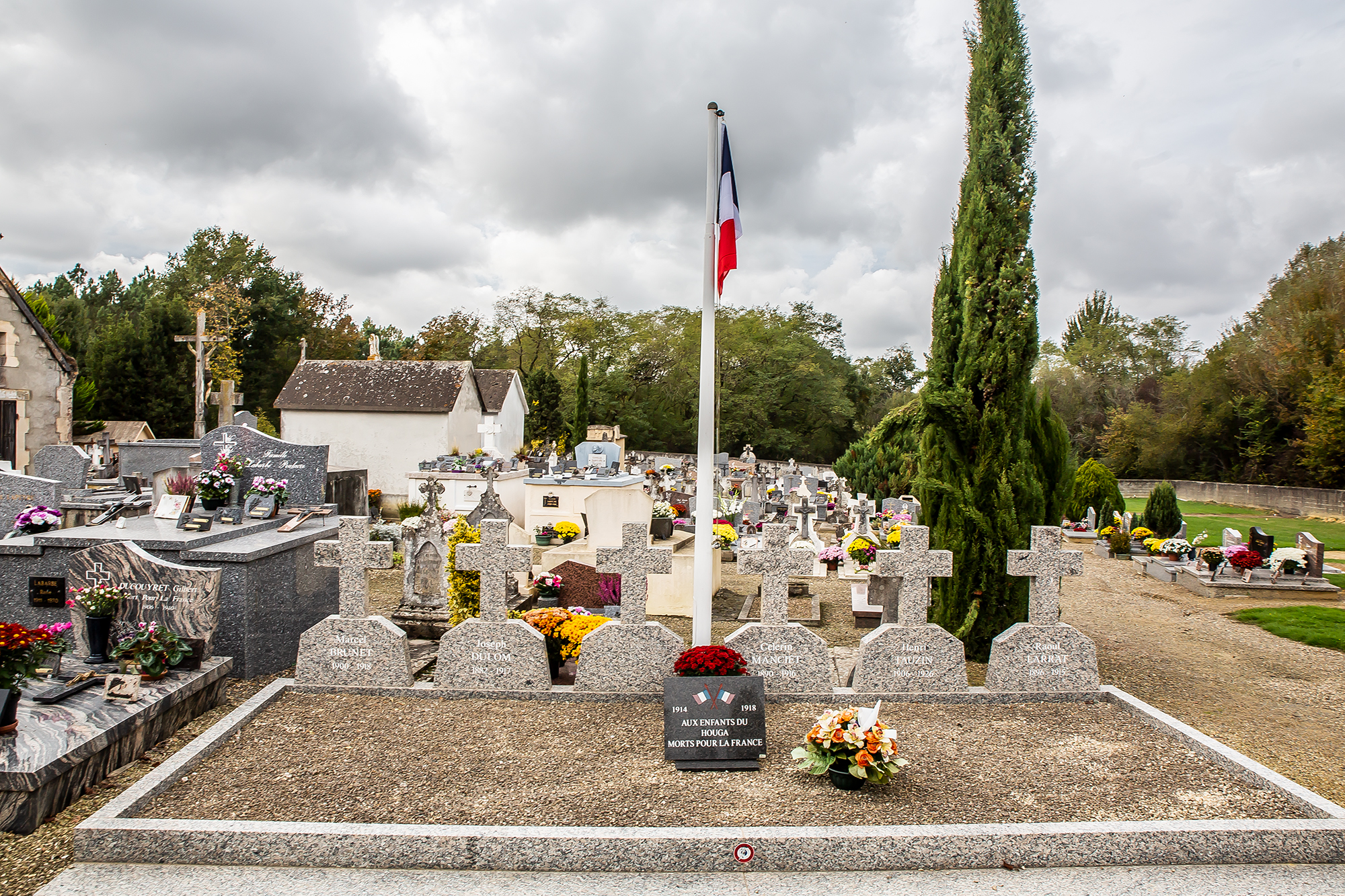 2 Le carré militaire du cimetière du Houga 1bis 051118.jpg