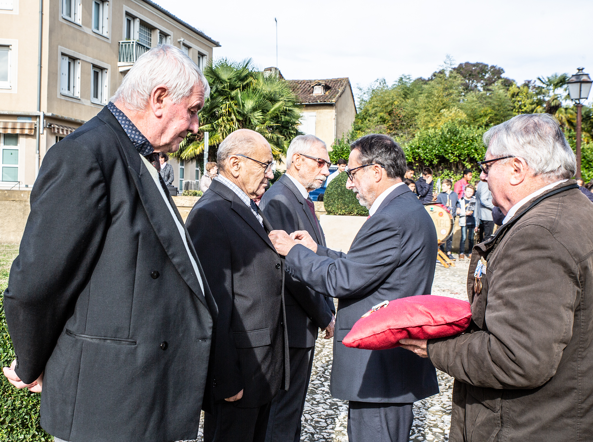 4 Remise des médailles à René Bottacin André Cantau et Roland Carrère 1bis 111118.jpg