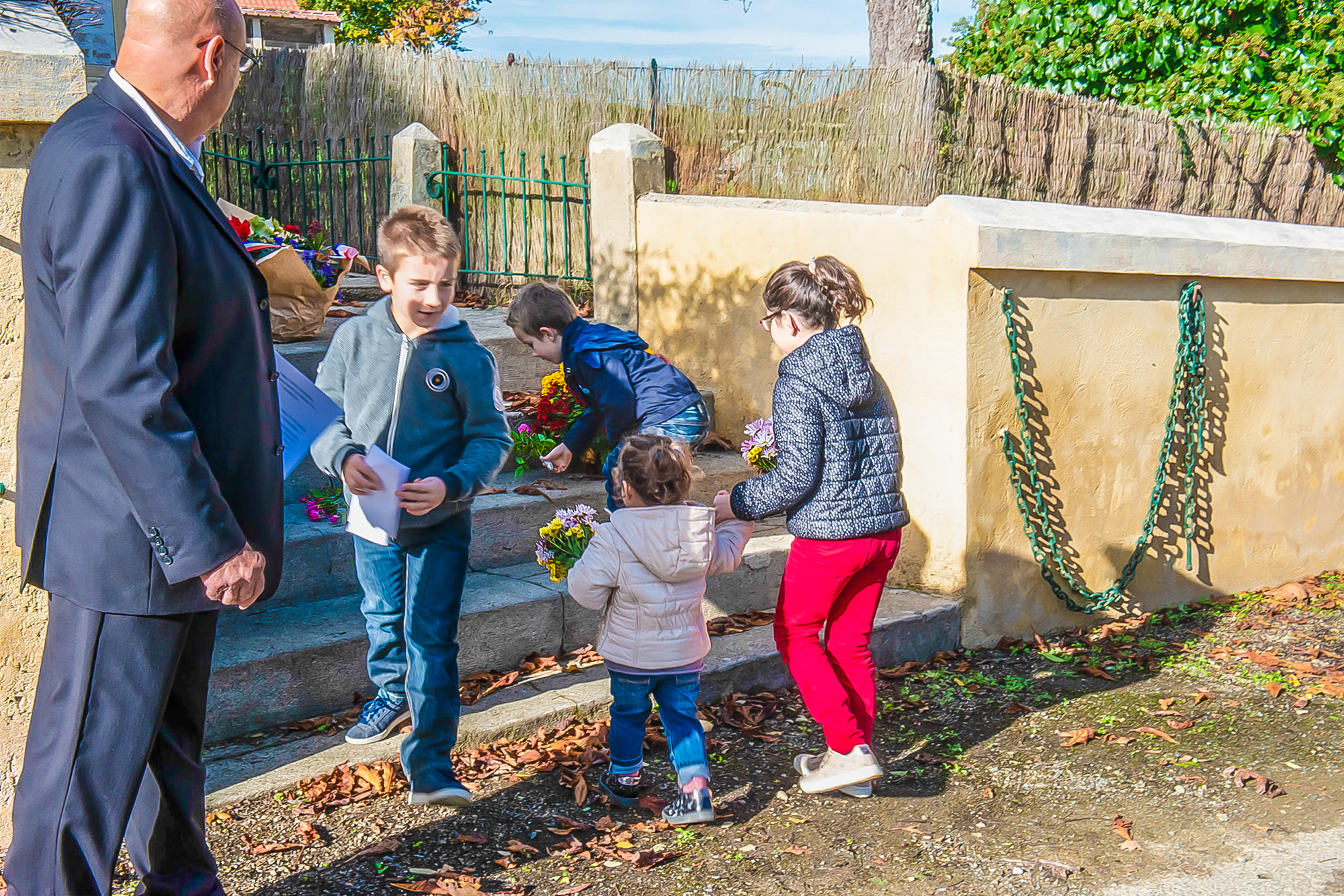 2 DR JM Danard Les enfants déposent des fleurs 1bis 111118.jpg