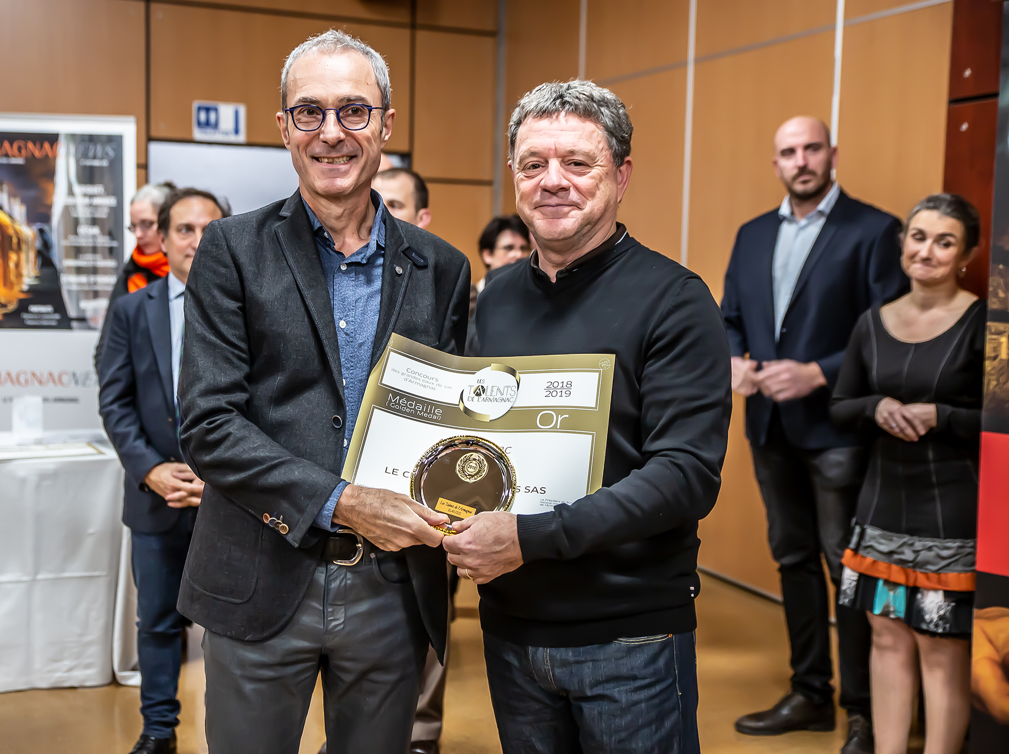 11 Le Club des marques reçoit trophée et diplôme 1bis 241118.jpg