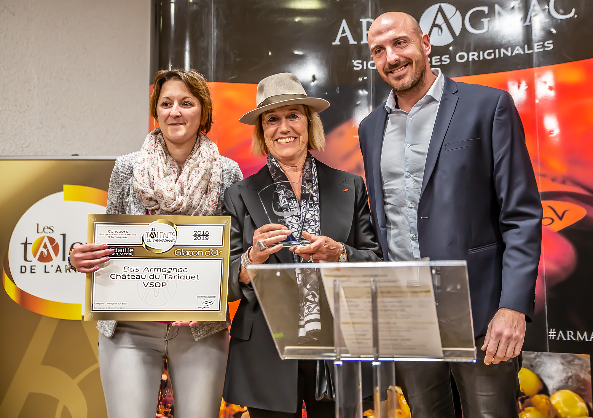16 Andrew Catchpole remet le diplôme Glaçon d'or au Domaine Tariquet 1bis 241118.jpg