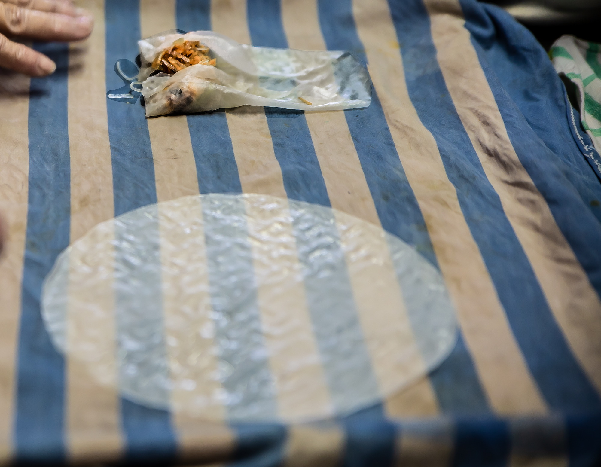 2 La farce est roulée dans une fine crêpe de pâte de riz 1bis 281118.jpg
