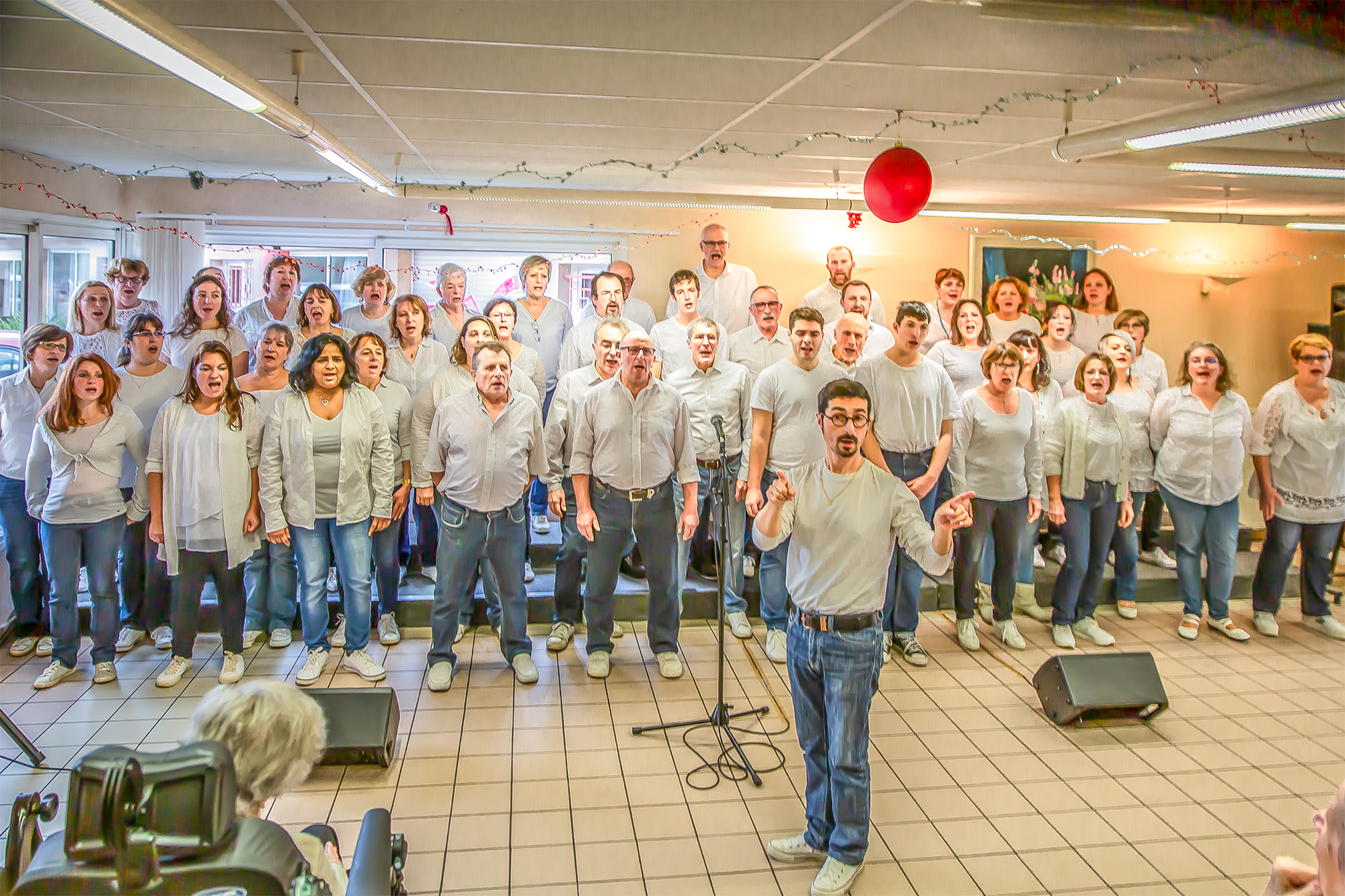 7 Le chef de choeur fait chanter la salle 1bis 081218.jpg