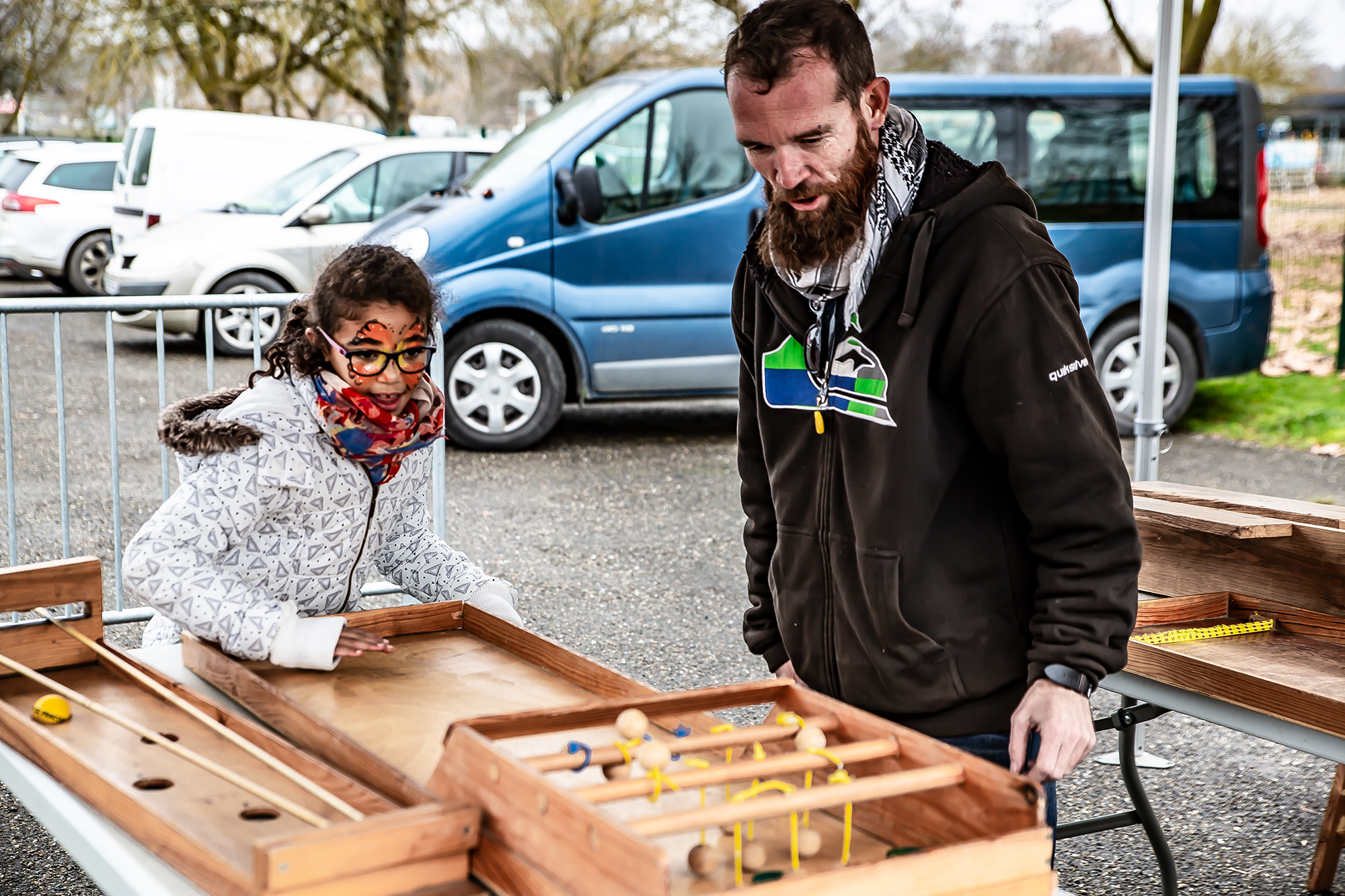 7 Une petite fille maquillée joue aux boules 1bis 081218.jpg