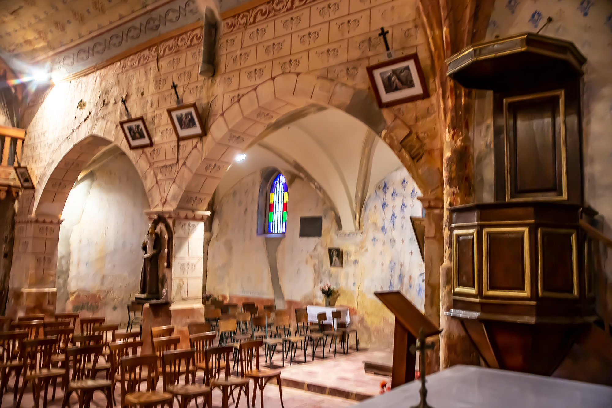 16 Eglise de Luppé les voûtes du mur central mi-gthiques mi-romanes 1bis 131218.jpg
