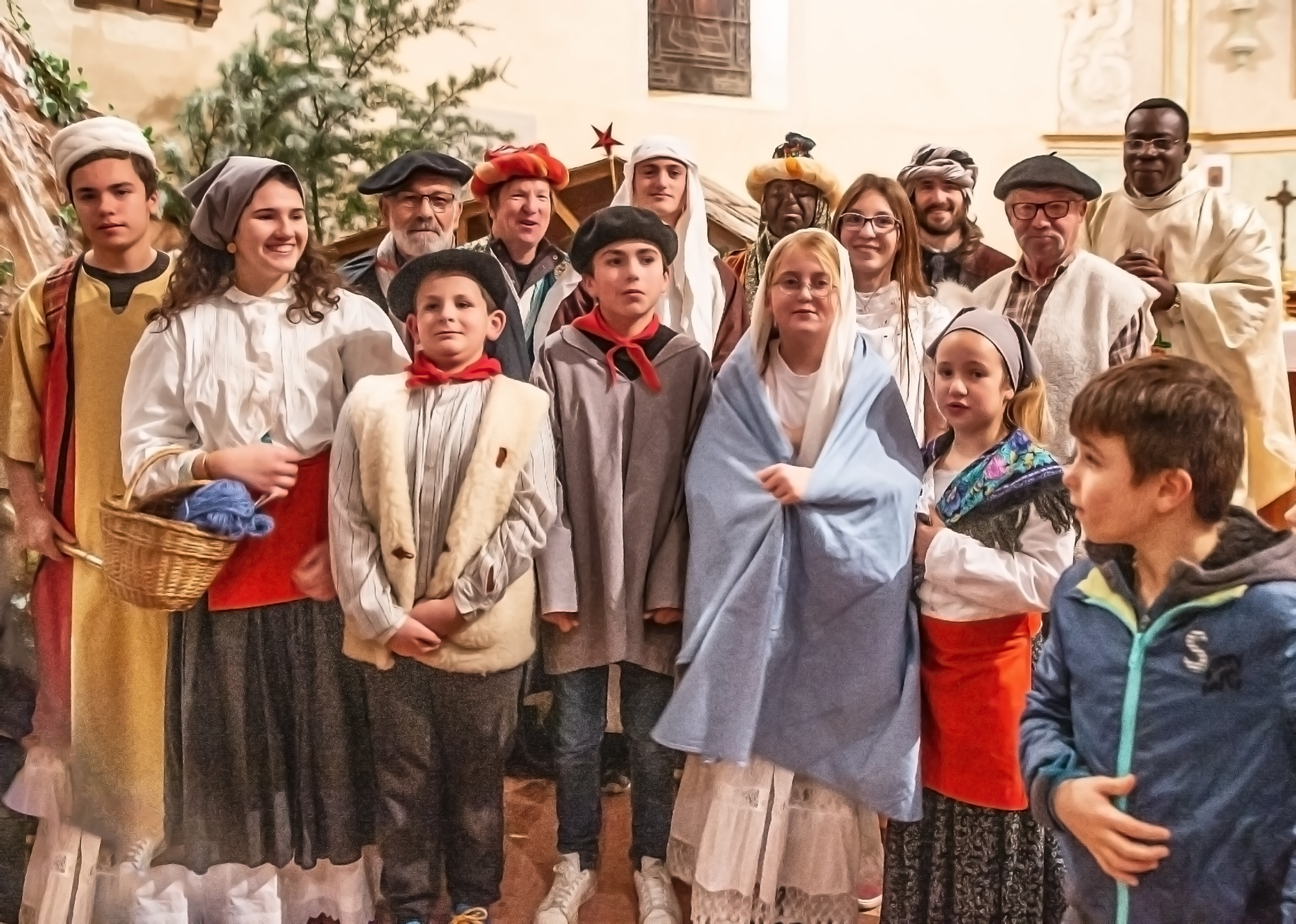7 Les acteurs de la crèche vivante avec l'abbé Alexis Bankolé 1bis 191218.jpg