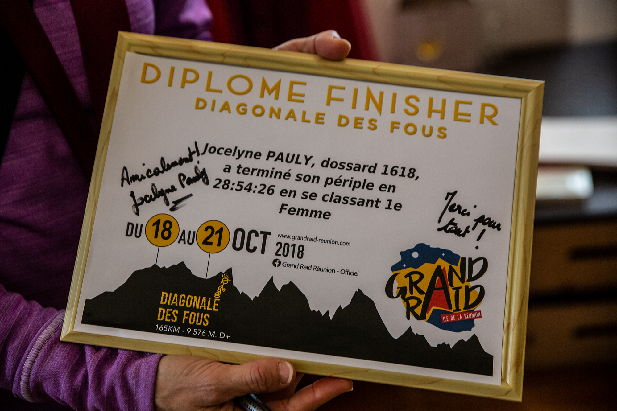 27 Jocelyne Pauly offre une reproe de son diplôme Diag des fous 1bis 221218.jpg