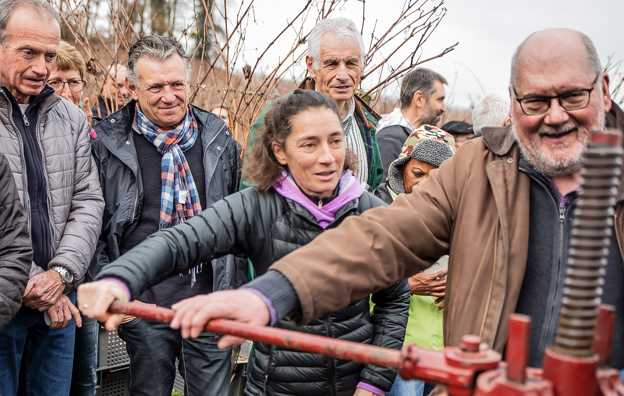 14bis Les parrains pressurent le raisin 1bis 221218.jpg