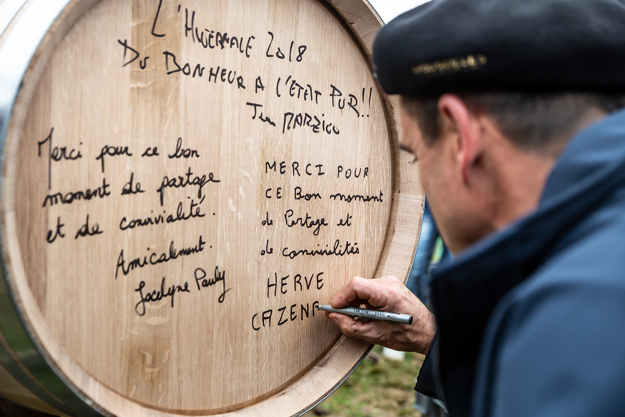 19 Hervé Cazenave signe la barrique après Jean Marziou 1bis 221218.jpg