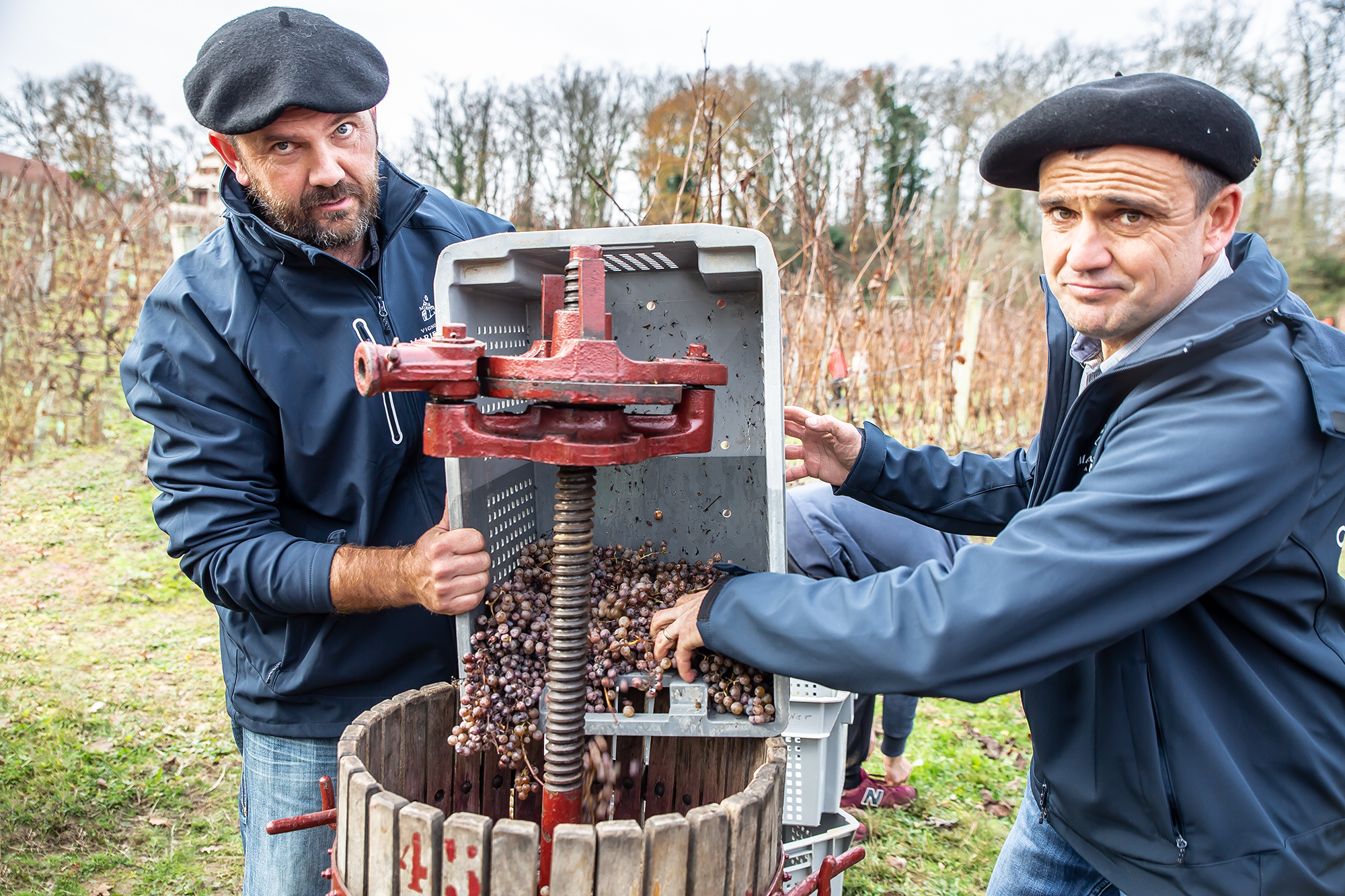 13 On alimente le petit pressoir 1bis 221218.jpg
