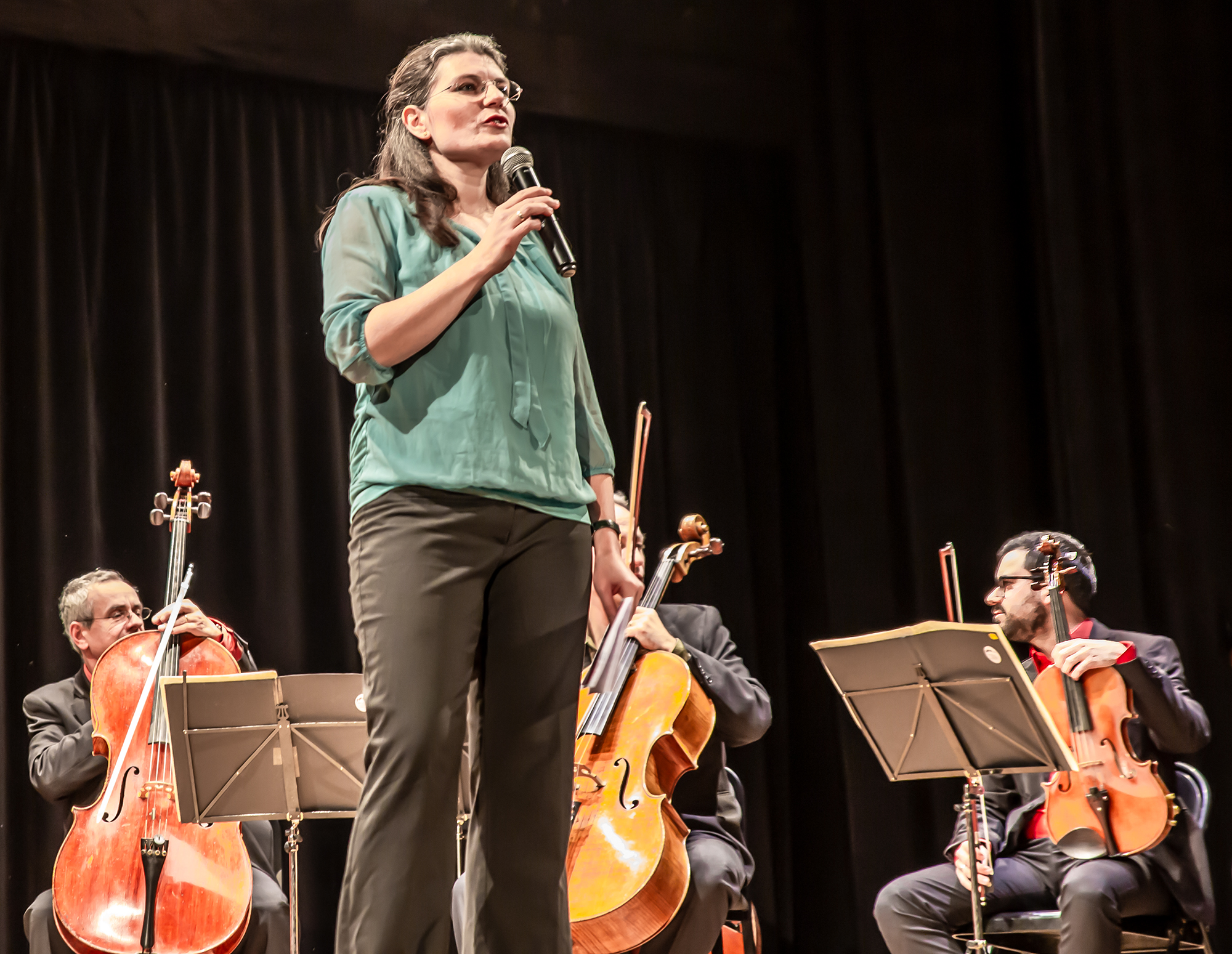 1 Une violoniste présente les compositeurs et les morceaux 1bis 200119.jpg