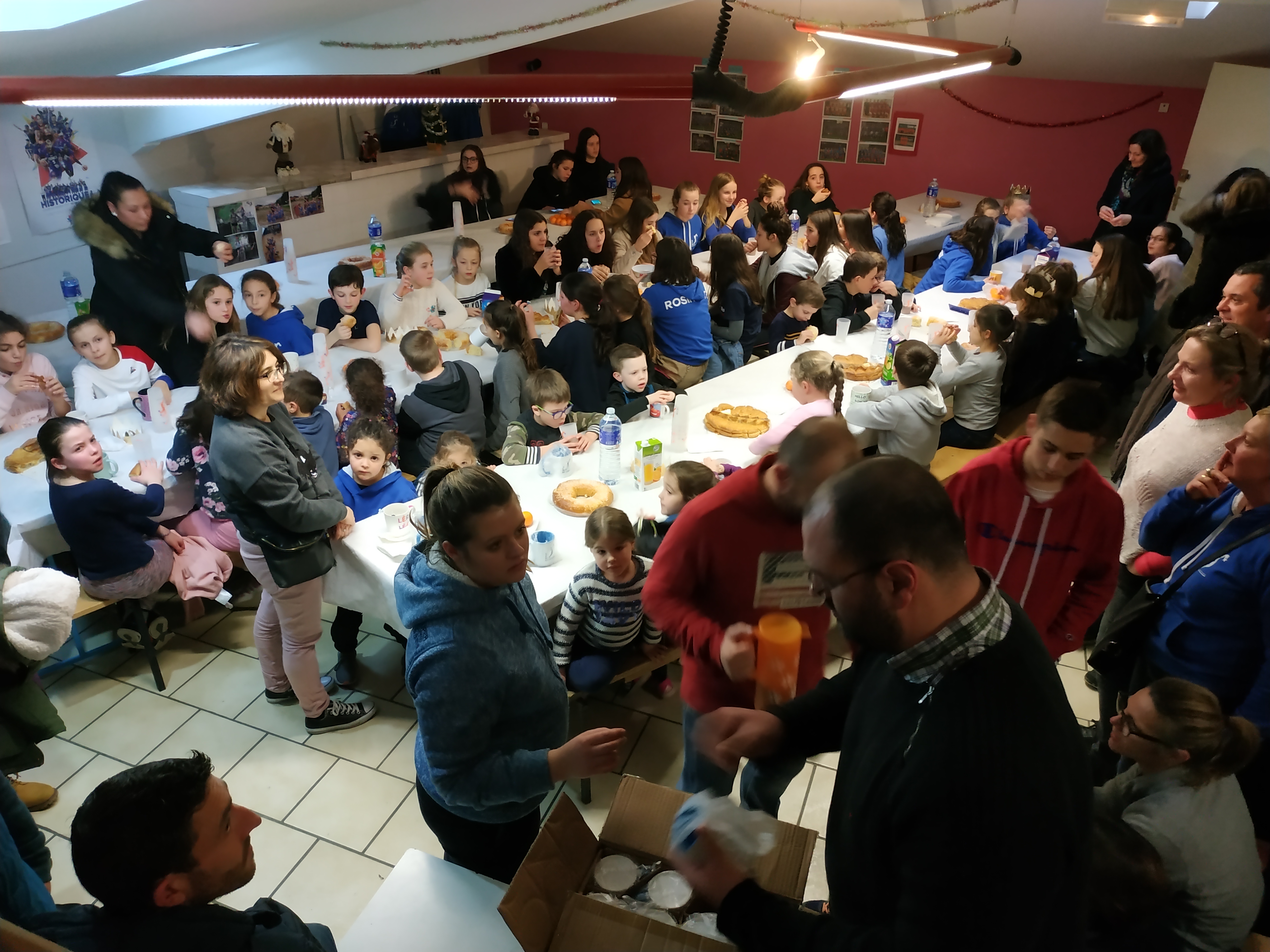 distribution  des mugs par la présidente Marianne et Nicolas.jpg