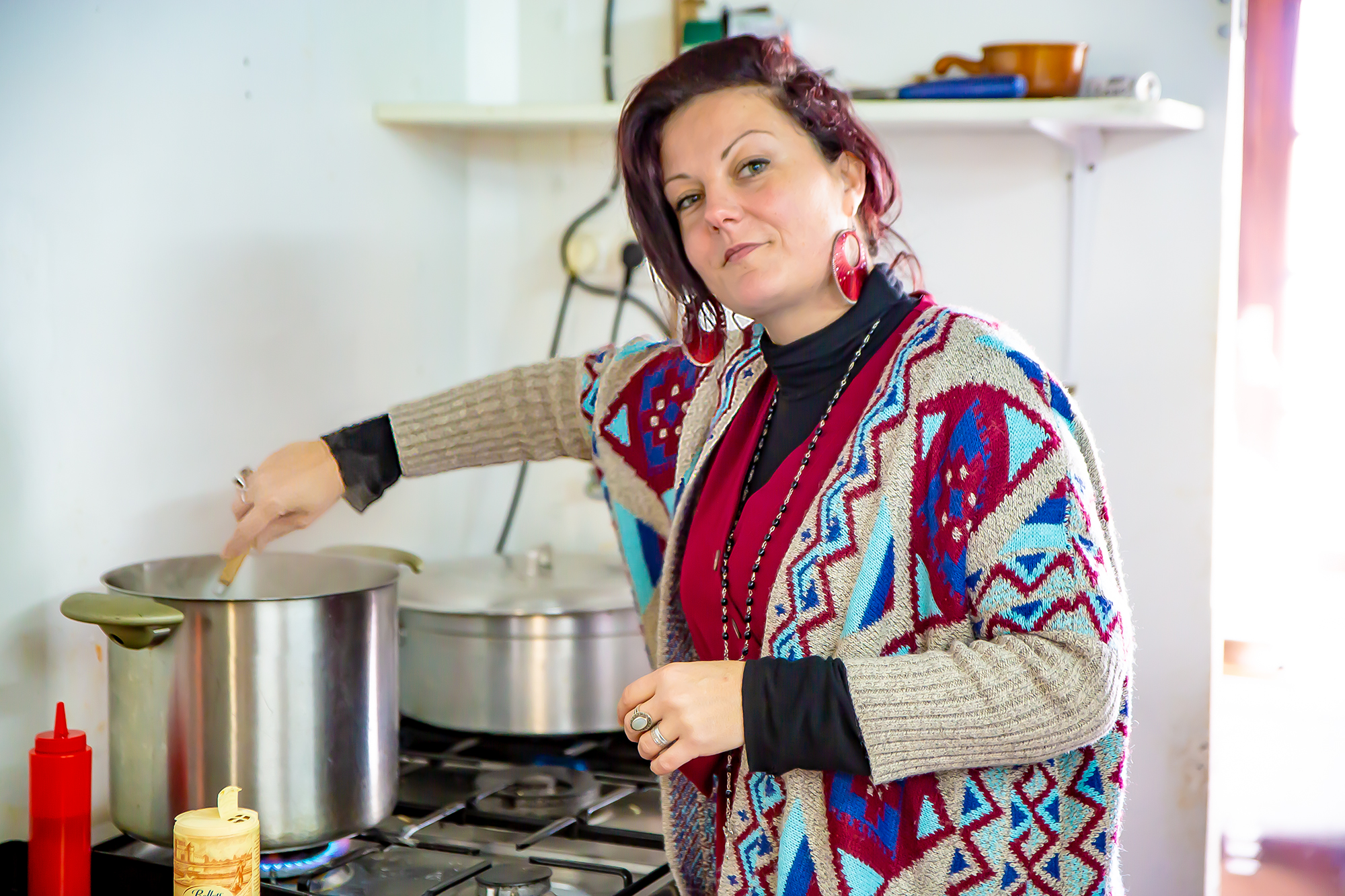 1 La cuisinière Violaine Marcina au travail 1bis 270119.jpg
