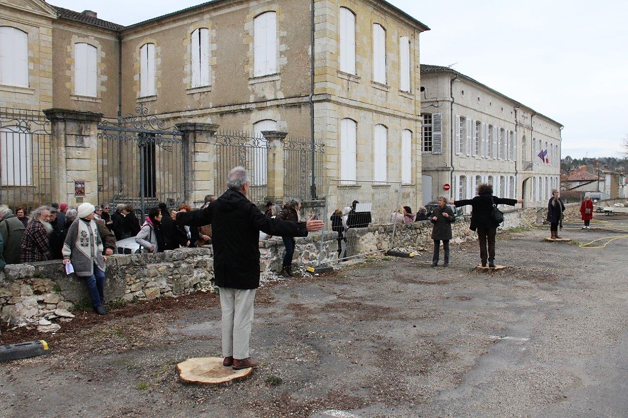 manifestants sur souche.jpg