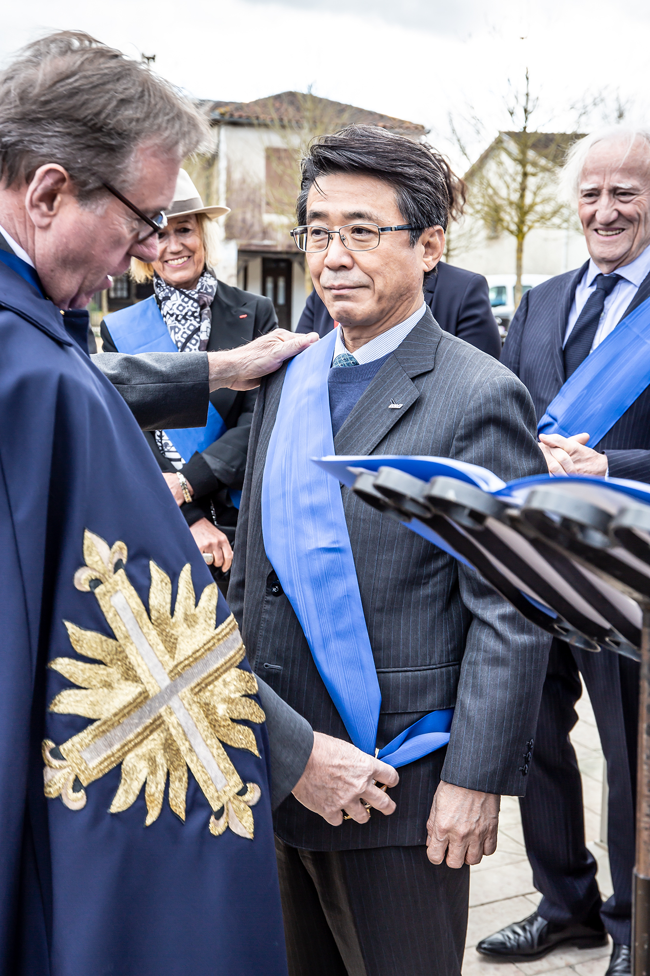 10 Jea-Michel Justumus remet l'écharpe de mousquetaire à Shinya Katanozaka 1bis 190319.jpg
