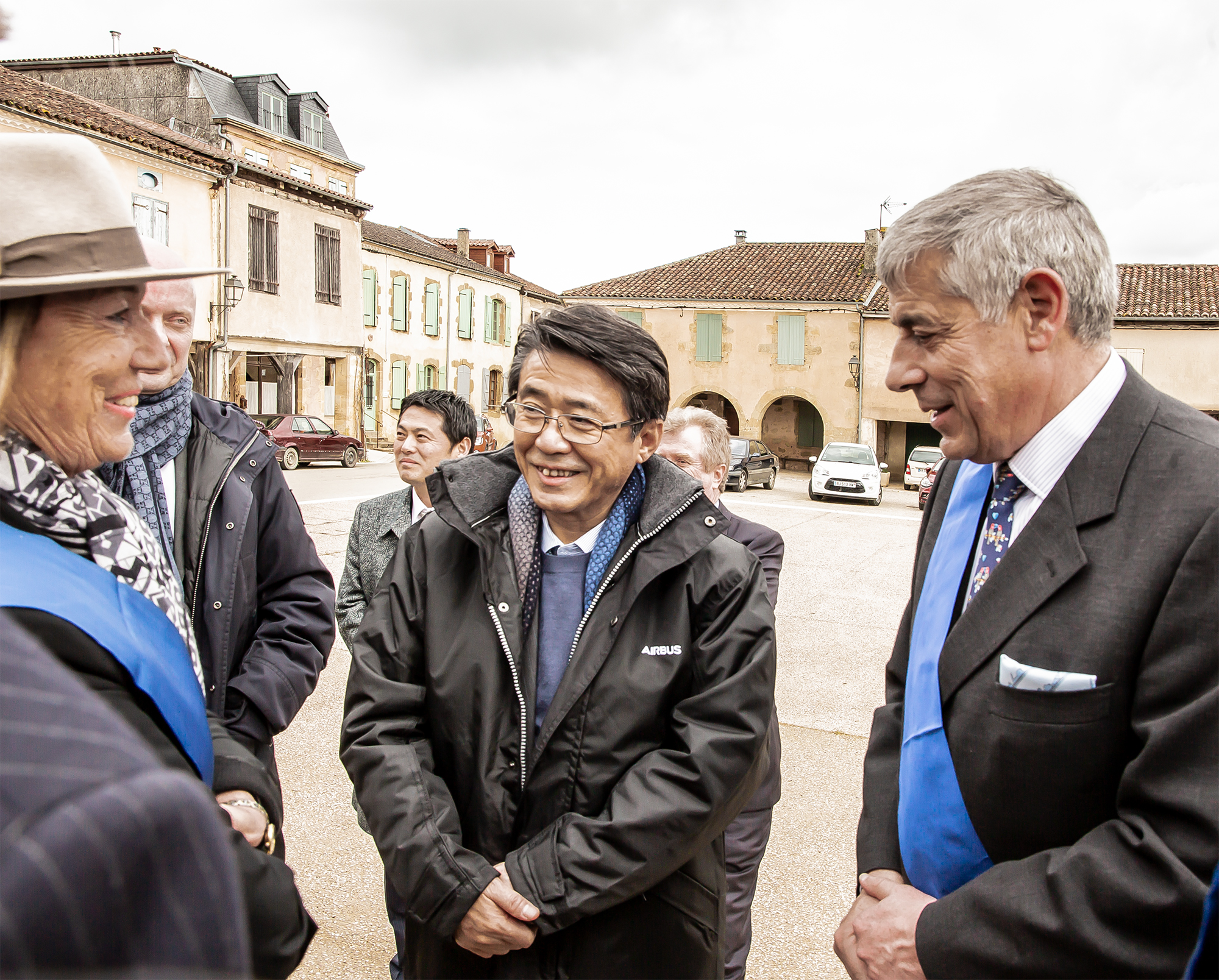 4 Shinya Katanozaka accueilli par les habitants et Jean-Michel Roy 1bis 190319.jpg