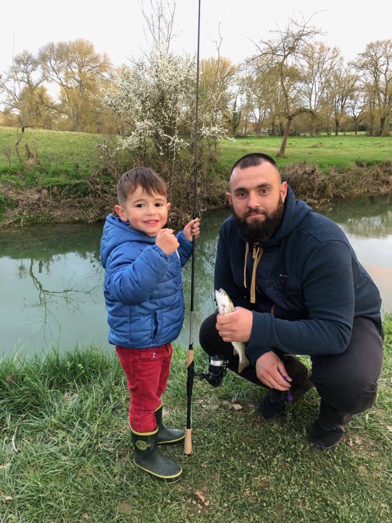 tom sa première truite et son papa Mickael.jpg