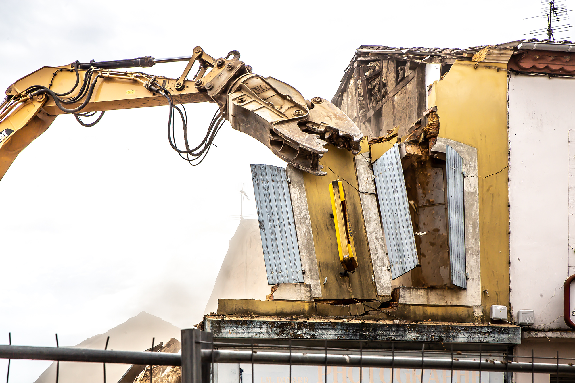 8 La pelle démolit la façade jaune 1bis 050419.jpg