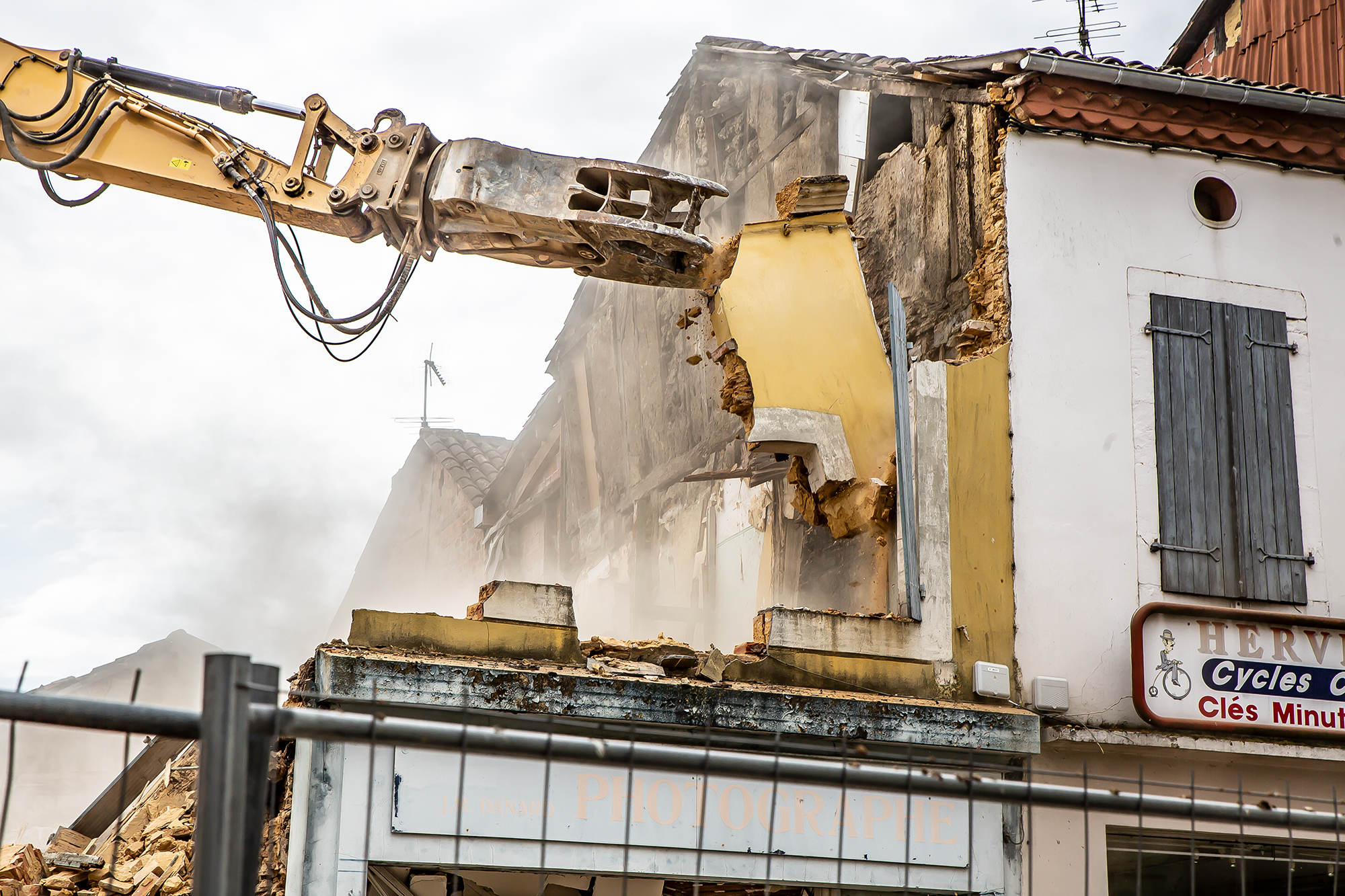 9 La pelle démolit la façade jaune 1bis 050419.jpg