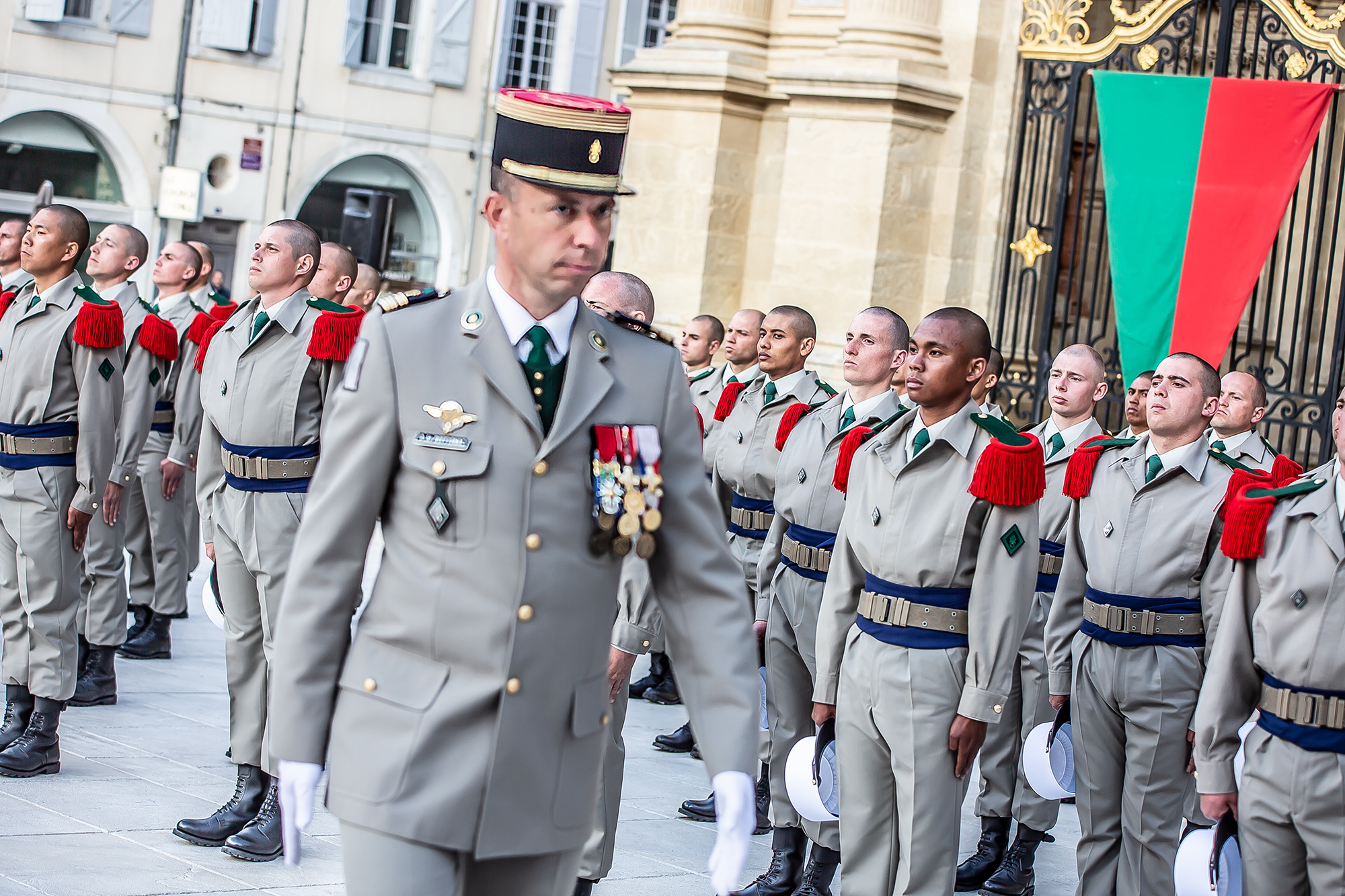 11 Le chef de corps passe la section en revue 1bis 090419.jpg