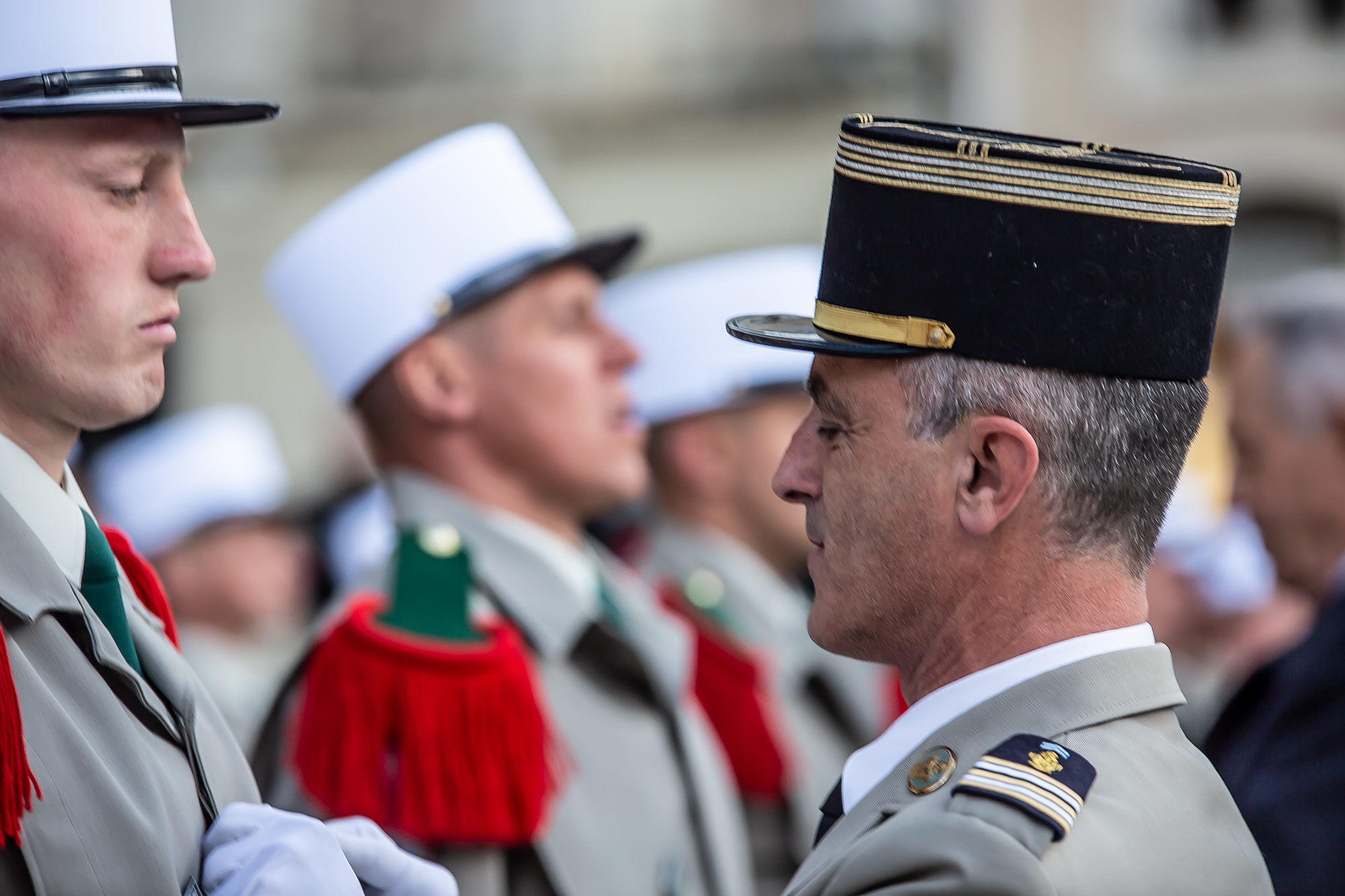 14 Le lcl Giles Flourette remet l'insigne de la cie 1bis 090419.jpg