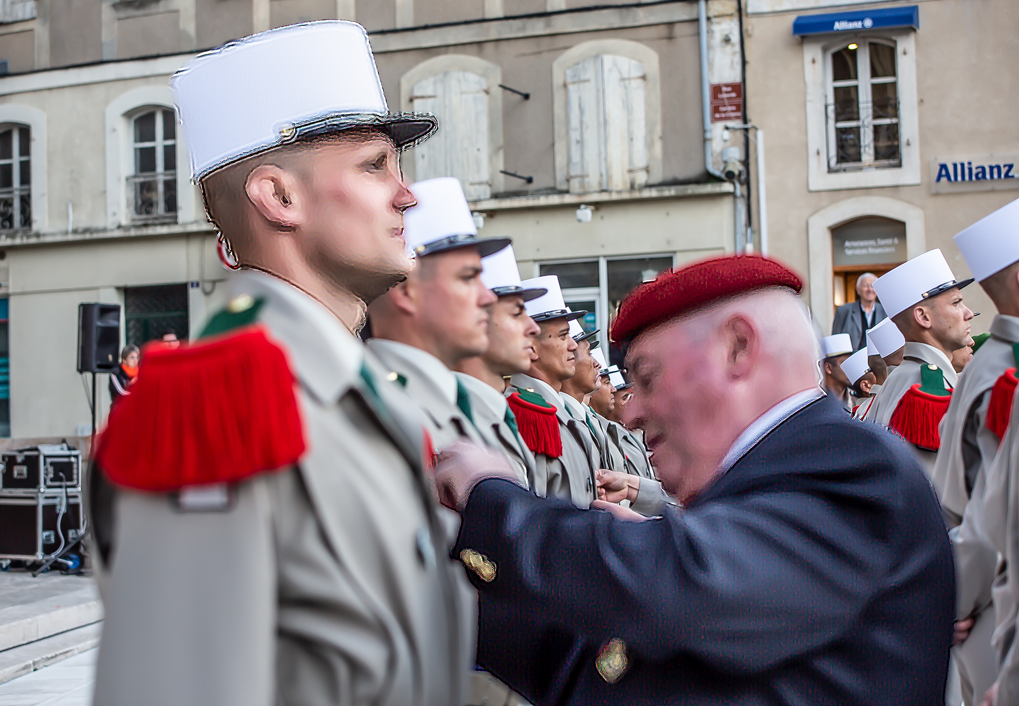 16 L eprésident Wenner remet un insigne de cie 1bis 090419.jpg